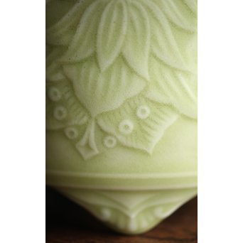 板谷波山風 淡斎作 唐木透蓋 瑪瑙摘 陽刻青磁香炉　P200 