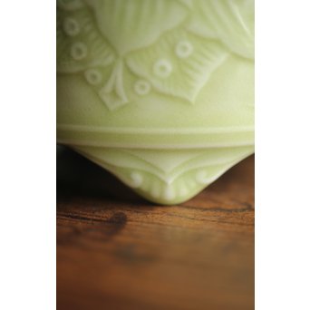 板谷波山風 淡斎作 唐木透蓋 瑪瑙摘 陽刻青磁香炉　P200 