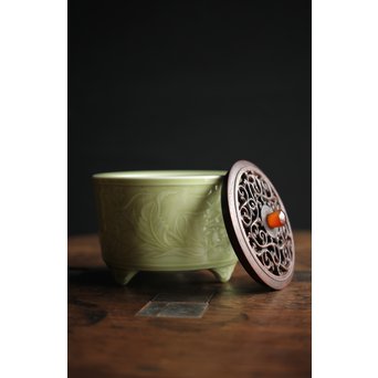 板谷波山風 淡斎作 唐木透蓋 瑪瑙摘 陽刻青磁香炉　P200 