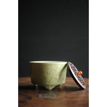 板谷波山風 淡斎作 唐木透蓋 瑪瑙摘 陽刻青磁香炉　P200