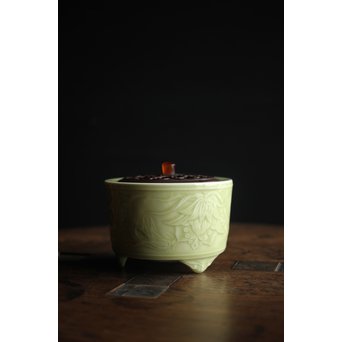 板谷波山風 淡斎作 唐木透蓋 瑪瑙摘 陽刻青磁香炉　P200 