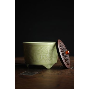 板谷波山風 淡斎作 唐木透蓋 瑪瑙摘 陽刻青磁香炉　P200 