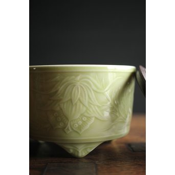 板谷波山風 淡斎作 唐木透蓋 瑪瑙摘 陽刻青磁香炉　P200 