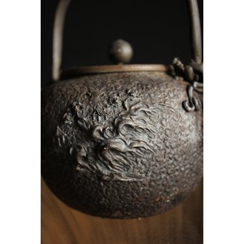 能登川 亀文堂 鳥二匹 波千鳥提手 楼閣山水銀象嵌丸形鉄瓶 湯沸　M239 