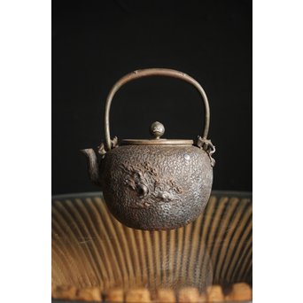 能登川 亀文堂 鳥二匹 波千鳥提手 楼閣山水銀象嵌丸形鉄瓶 湯沸　M239