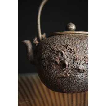 能登川 亀文堂 鳥二匹 波千鳥提手 楼閣山水銀象嵌丸形鉄瓶 湯沸　M239 