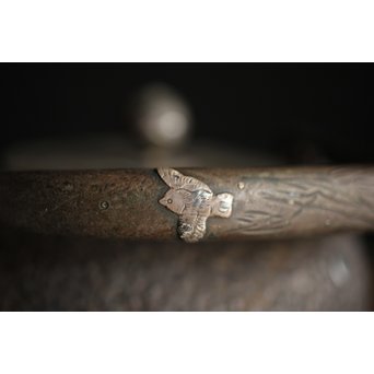 能登川 亀文堂 鳥二匹 波千鳥提手 楼閣山水銀象嵌丸形鉄瓶 湯沸　M239 