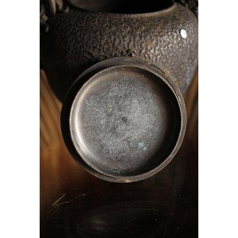 能登川 亀文堂 鳥二匹 波千鳥提手 楼閣山水銀象嵌丸形鉄瓶 湯沸　M239 