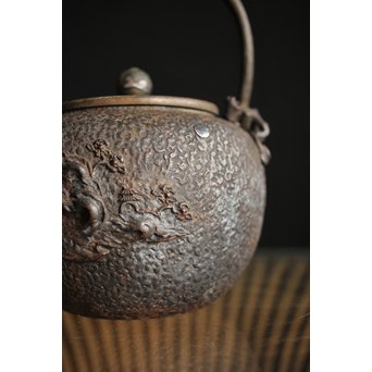 能登川 亀文堂 鳥二匹 波千鳥提手 楼閣山水銀象嵌丸形鉄瓶 湯沸　M239 