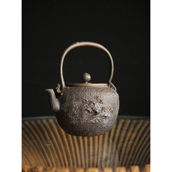 能登川 亀文堂 鳥二匹 波千鳥提手 楼閣山水銀象嵌丸形鉄瓶 湯沸　M239 