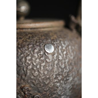 能登川 亀文堂 鳥二匹 波千鳥提手 楼閣山水銀象嵌丸形鉄瓶 湯沸　M239 