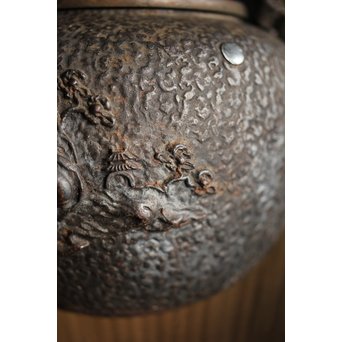 能登川 亀文堂 鳥二匹 波千鳥提手 楼閣山水銀象嵌丸形鉄瓶 湯沸　M239 