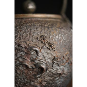 能登川 亀文堂 鳥二匹 波千鳥提手 楼閣山水銀象嵌丸形鉄瓶 湯沸　M239 