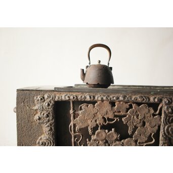 喜道作 川口鋳物か 鉄長火鉢/風炉/香炉と鉄瓶　M243