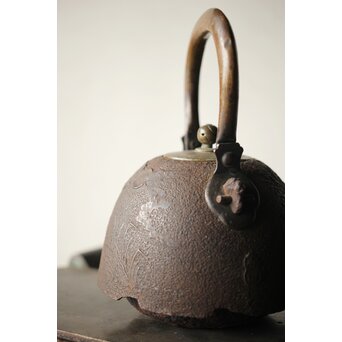 喜道作 川口鋳物か 鉄長火鉢/風炉/香炉と鉄瓶　M243 