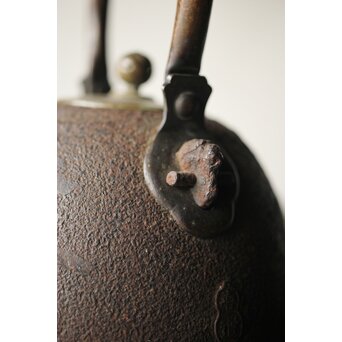 喜道作 川口鋳物か 鉄長火鉢/風炉/香炉と鉄瓶　M243 