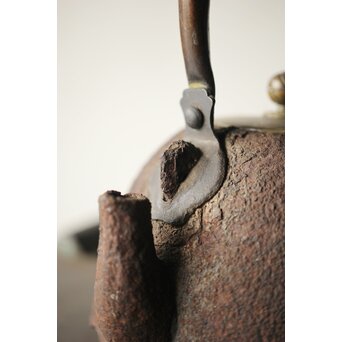 喜道作 川口鋳物か 鉄長火鉢/風炉/香炉と鉄瓶　M243 座金の留も欠損