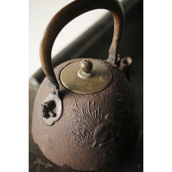 喜道作 川口鋳物か 鉄長火鉢/風炉/香炉と鉄瓶　M243 