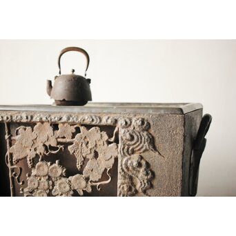 喜道作 川口鋳物か 鉄長火鉢/風炉/香炉と鉄瓶　M243 