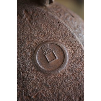 南部名人 釜師 小泉仁左エ門 虫食手平丸型鉄瓶　M244 