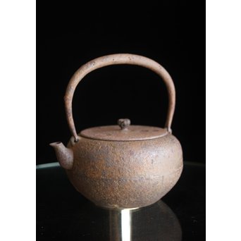南部名人 釜師 小泉仁左エ門 虫食手平丸型鉄瓶　M244 
