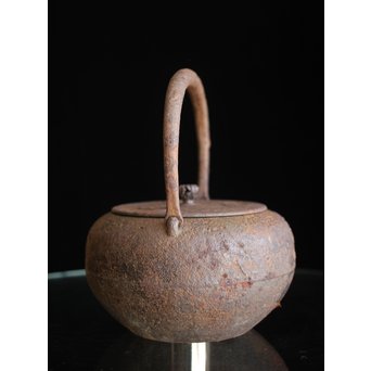 南部名人 釜師 小泉仁左エ門 虫食手平丸型鉄瓶　M244 