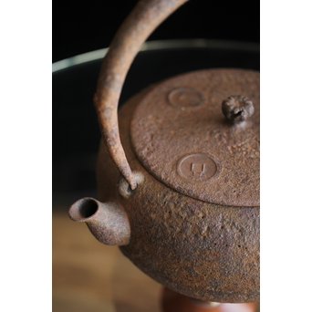 南部名人 釜師 小泉仁左エ門 虫食手平丸型鉄瓶　M244