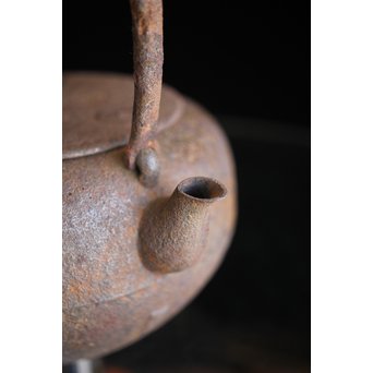 南部名人 釜師 小泉仁左エ門 虫食手平丸型鉄瓶　M244 