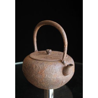 南部名人 釜師 小泉仁左エ門 虫食手平丸型鉄瓶　M244 