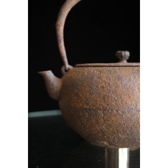 南部名人 釜師 小泉仁左エ門 虫食手平丸型鉄瓶　M244 