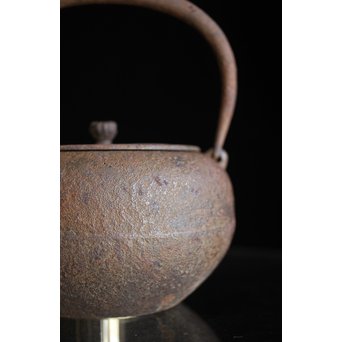 南部名人 釜師 小泉仁左エ門 虫食手平丸型鉄瓶　M244 