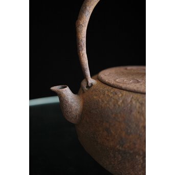 南部名人 釜師 小泉仁左エ門 虫食手平丸型鉄瓶　M244 