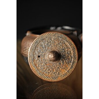 南部岩鋳釜師 清末作 純砂鉄/捻提手/霰紋平丸形急須/小鉄瓶　M250 