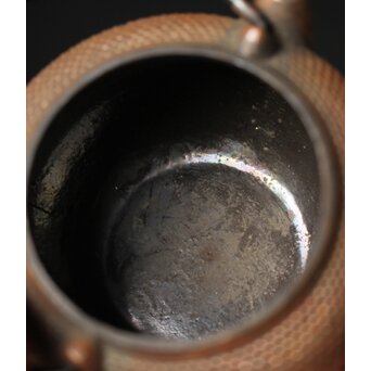 南部岩鋳釜師 清末作 純砂鉄/捻提手/霰紋平丸形急須/小鉄瓶　M250 