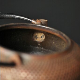 南部岩鋳釜師 清末作 純砂鉄/捻提手/霰紋平丸形急須/小鉄瓶　M250 