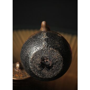 南部岩鋳釜師 清末作 純砂鉄/捻提手/霰紋平丸形急須/小鉄瓶　M250 