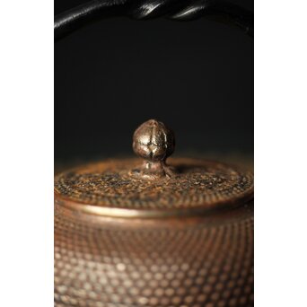 南部岩鋳釜師 清末作 純砂鉄/捻提手/霰紋平丸形急須/小鉄瓶　M250 