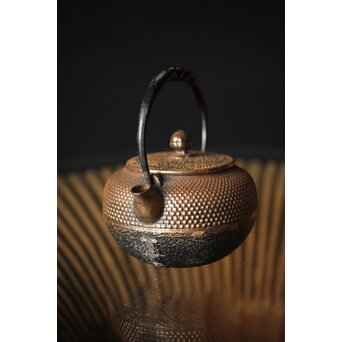 南部岩鋳釜師 清末作 純砂鉄/捻提手/霰紋平丸形急須/小鉄瓶　M250 