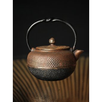 南部岩鋳釜師 清末作 純砂鉄/捻提手/霰紋平丸形急須/小鉄瓶　M250 