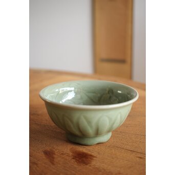 中国陶磁 龍泉窯青磁写 蓮弁紋青磁茶碗　P222 