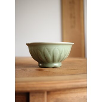 中国陶磁 龍泉窯青磁写 蓮弁紋青磁茶碗　P222