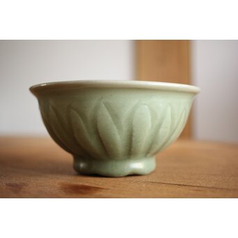 中国陶磁 龍泉窯青磁写 蓮弁紋青磁茶碗　P222 