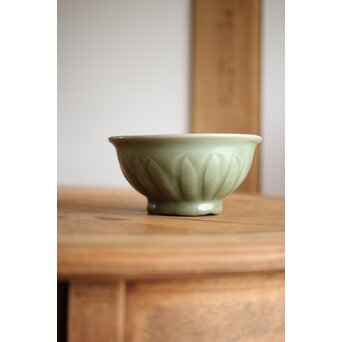 中国陶磁 龍泉窯青磁写 蓮弁紋青磁茶碗　P222 