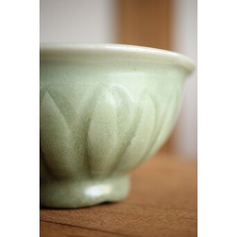 中国陶磁 龍泉窯青磁写 蓮弁紋青磁茶碗　P222 