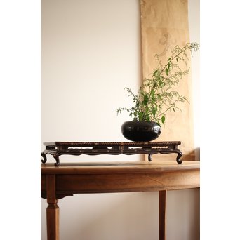 唐物 黒漆螺鈿象嵌 平卓 青貝花台　Q268 