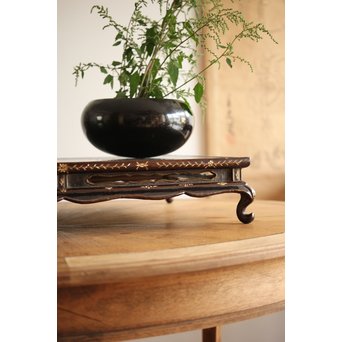 唐物 黒漆螺鈿象嵌 平卓 青貝花台　Q268 