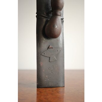 明戈(花押)作 竹雀意匠 鉄垂撥 短冊掛　M251 