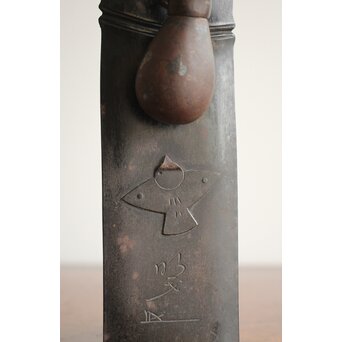 明戈(花押)作 竹雀意匠 鉄垂撥 短冊掛　M251 