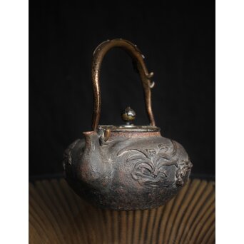 亀文堂 日本梅泉 饕餮紋蓋 象嵌鉄瓶　 M253 