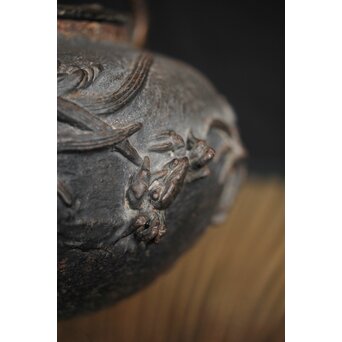 亀文堂 日本梅泉 饕餮紋蓋 象嵌鉄瓶　 M253 